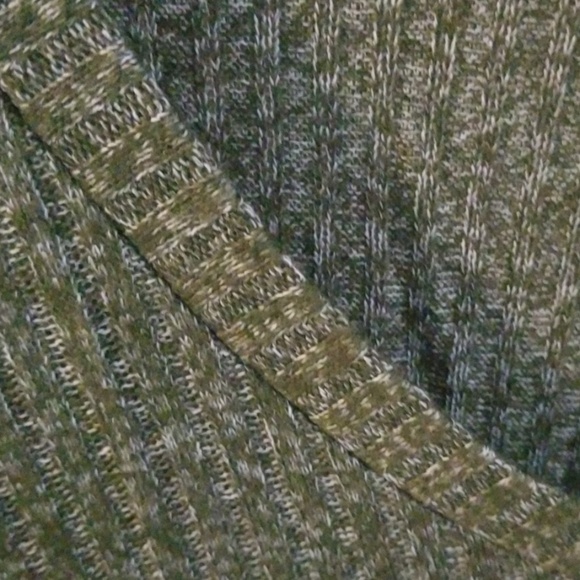 Green Ribbed Long Sleeve V-Neck - Picture 3 of 3